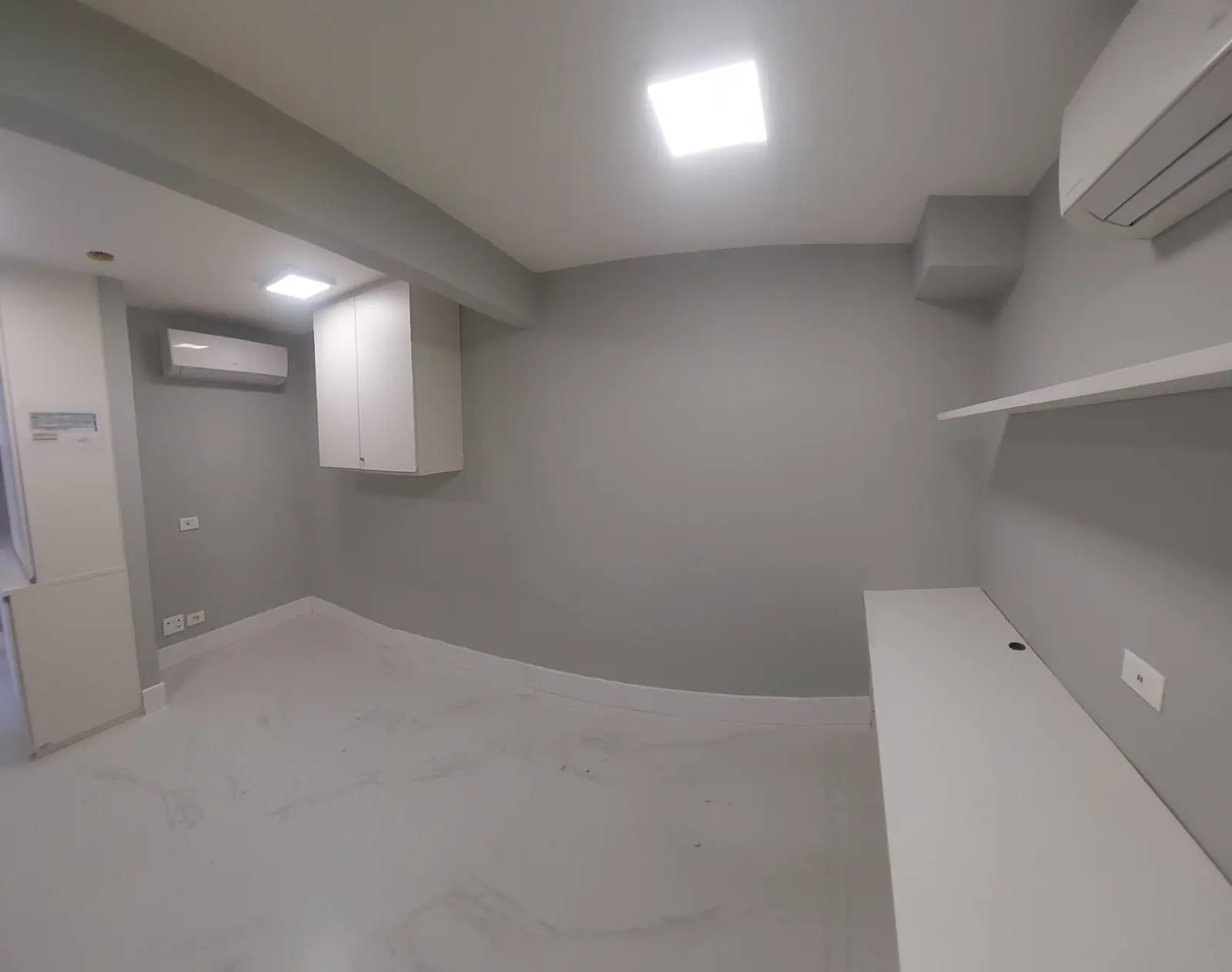 Sala reformada com pintura, iluminação e adequação de layout